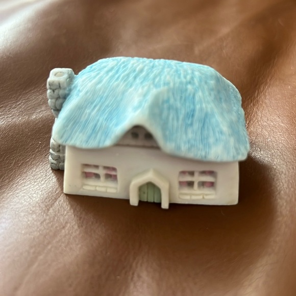 🧹Clearance || Vintage Ceramic Tiny Cottage.  2.25” long.  1.5” tall.  Cute! - Picture 1 of 4